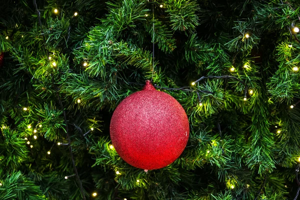 Geschmückter Weihnachtsbaum mit elektrischem Licht und Weihnachtskugeln — Stockfoto