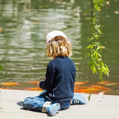 kız mavi sazan balık ile oynuyor