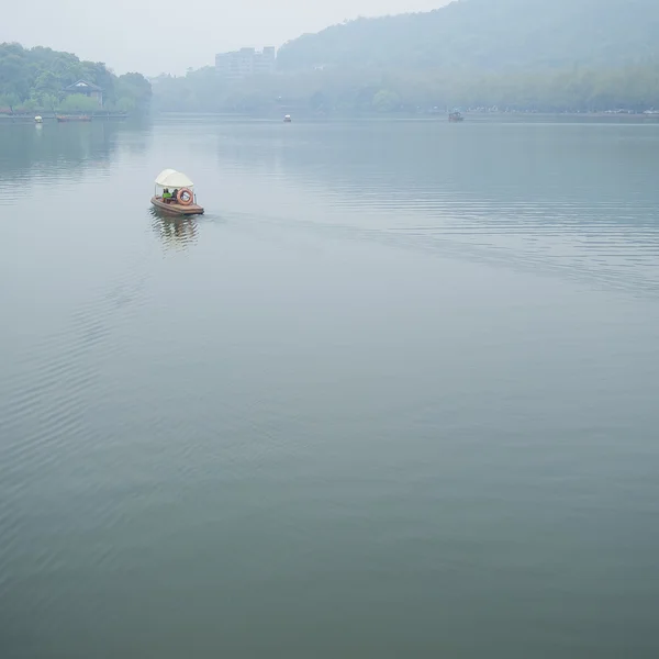 Vista en la niebla de Xihu —  Fotos de Stock