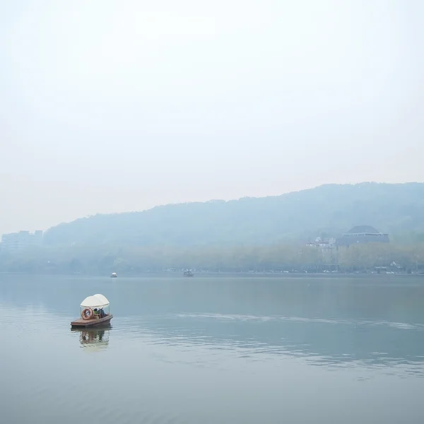 在西湖的薄雾中查看 — 图库照片