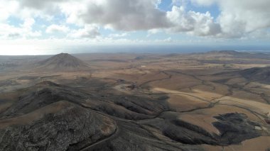 Rüzgarın yonttuğu çeşitli renkte dağlar.