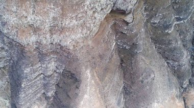 Rüzgarın yonttuğu çeşitli renkte dağlar.