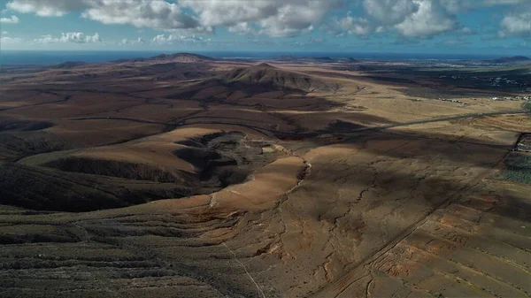 Rüzgarın yonttuğu çeşitli renkte dağlar.