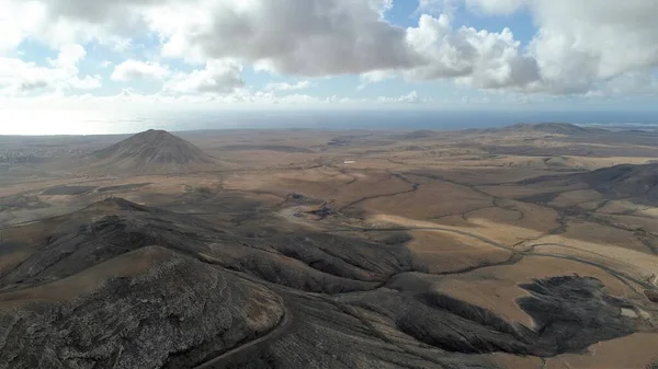 Rüzgarın yonttuğu çeşitli renkte dağlar.