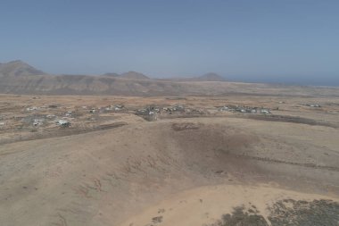 Yalnız bitki örtüsüyle çöl ovası