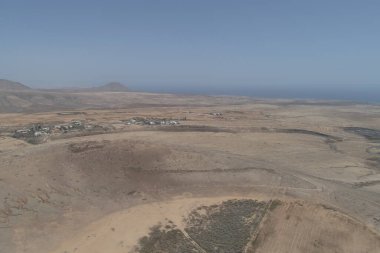 Yalnız bitki örtüsüyle çöl ovası