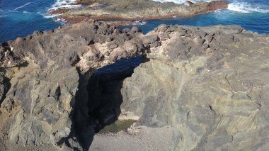 Dağlardan ve kayalıklardan görünen Atlantik Okyanusu