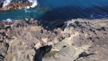 Dağlardan ve kayalıklardan görünen Atlantik Okyanusu