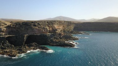 Dağlardan ve kayalıklardan görünen Atlantik Okyanusu