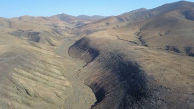 Dağlardan ve kayalıklardan görünen Atlantik Okyanusu