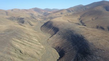 Dağlardan ve kayalıklardan görünen Atlantik Okyanusu
