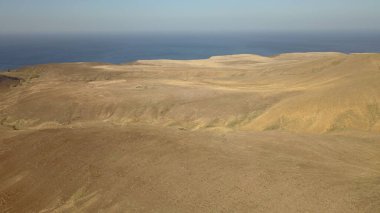 Dağlardan ve kayalıklardan görünen Atlantik Okyanusu