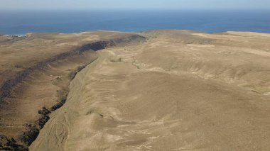 Dağlardan ve kayalıklardan görünen Atlantik Okyanusu