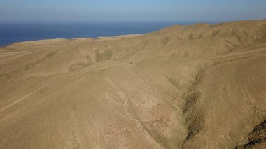Dağlardan ve kayalıklardan görünen Atlantik Okyanusu