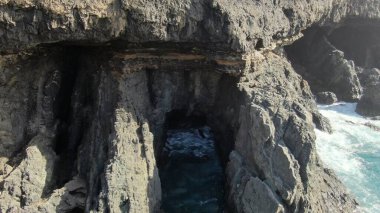 Dağlardan ve kayalıklardan görünen Atlantik Okyanusu