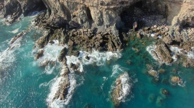 Dağlardan ve kayalıklardan görünen Atlantik Okyanusu