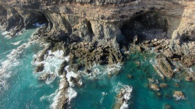 Dağlardan ve kayalıklardan görünen Atlantik Okyanusu