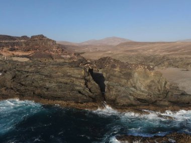 Dağlardan ve kayalıklardan görünen Atlantik Okyanusu