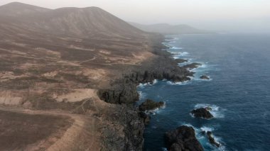 Dağlardan ve kayalıklardan görünen Atlantik Okyanusu