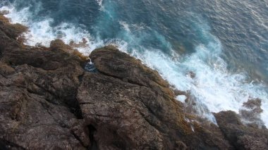 Dağlardan ve kayalıklardan görünen Atlantik Okyanusu