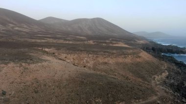 Dağlardan ve kayalıklardan görünen Atlantik Okyanusu