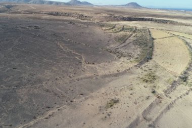 Çöl geçidi boyunca ve büyüleyici