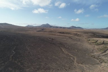 Çöl geçidi boyunca ve büyüleyici