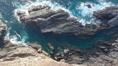 Kayalıkların yanında denizi izleyen bir ilham.
