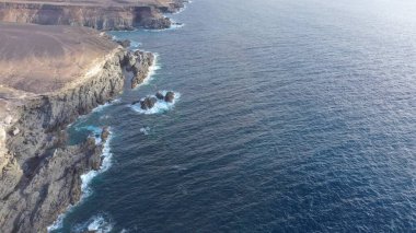 Kayalıkların yanında denizi izleyen bir ilham.