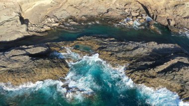 Kayalıkların yanında denizi izleyen bir ilham.