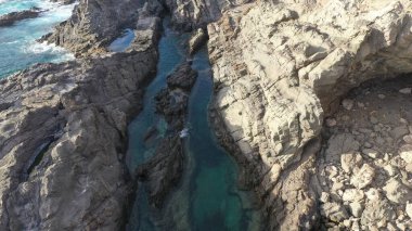 Kayalıkların yanında denizi izleyen bir ilham.