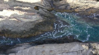 Kayalıkların yanında denizi izleyen bir ilham.