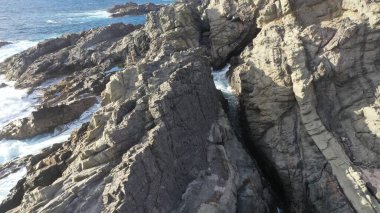 Kayalıkların yanında denizi izleyen bir ilham.