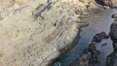 Kayalıkların yanında denizi izleyen bir ilham.