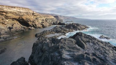 Kayalıkların yanında denizi izleyen bir ilham.
