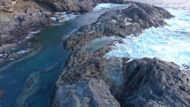 Kayalıkların yanında denizi izleyen bir ilham.