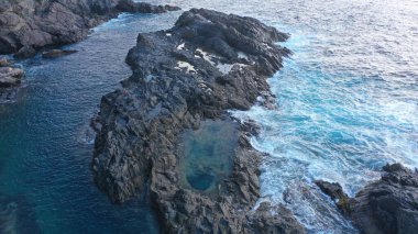 Kayalıkların yanında denizi izleyen bir ilham.