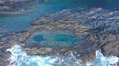 Kayalıkların yanında denizi izleyen bir ilham.