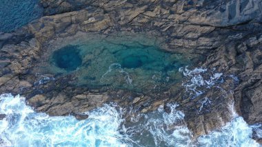 Kayalıkların yanında denizi izleyen bir ilham.