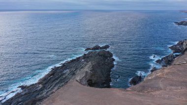 Kayalıkların yanında denizi izleyen bir ilham.