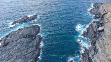 Kayalıkların yanında denizi izleyen bir ilham.