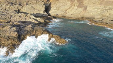 Kayalıkların yanında denizi izleyen bir ilham.