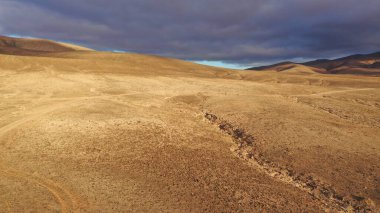 Öğleden sonra dağların arasında fırtınayı seyrederken