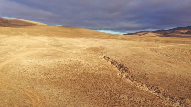 Öğleden sonra dağların arasında fırtınayı seyrederken