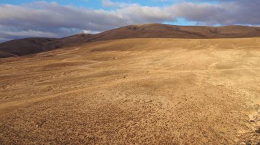 Öğleden sonra dağların arasında fırtınayı seyrederken
