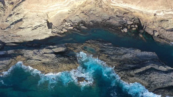 Kayalıkların Yanında Denizi Izleyen Bir Ilham — Stok fotoğraf
