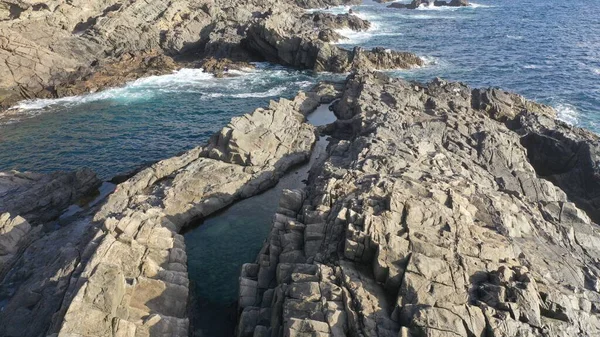 Inspiração Lado Das Falésias Observando Mar — Fotografia de Stock