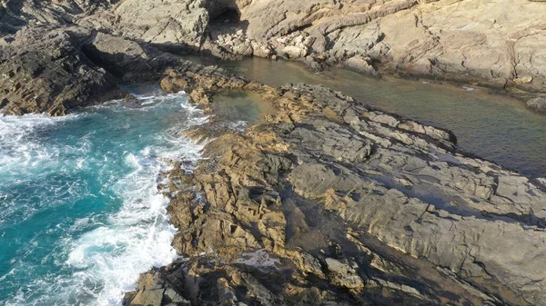 Kayalıkların yanında denizi izleyen bir ilham.