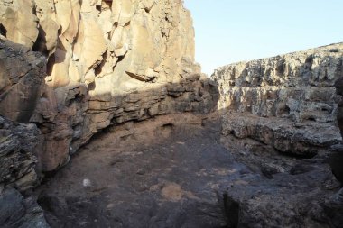 Muhteşem şekilleri ve eski evleri olan büyülü bir vadi.