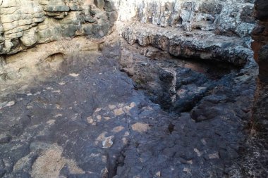 Muhteşem şekilleri ve eski evleri olan büyülü bir vadi.